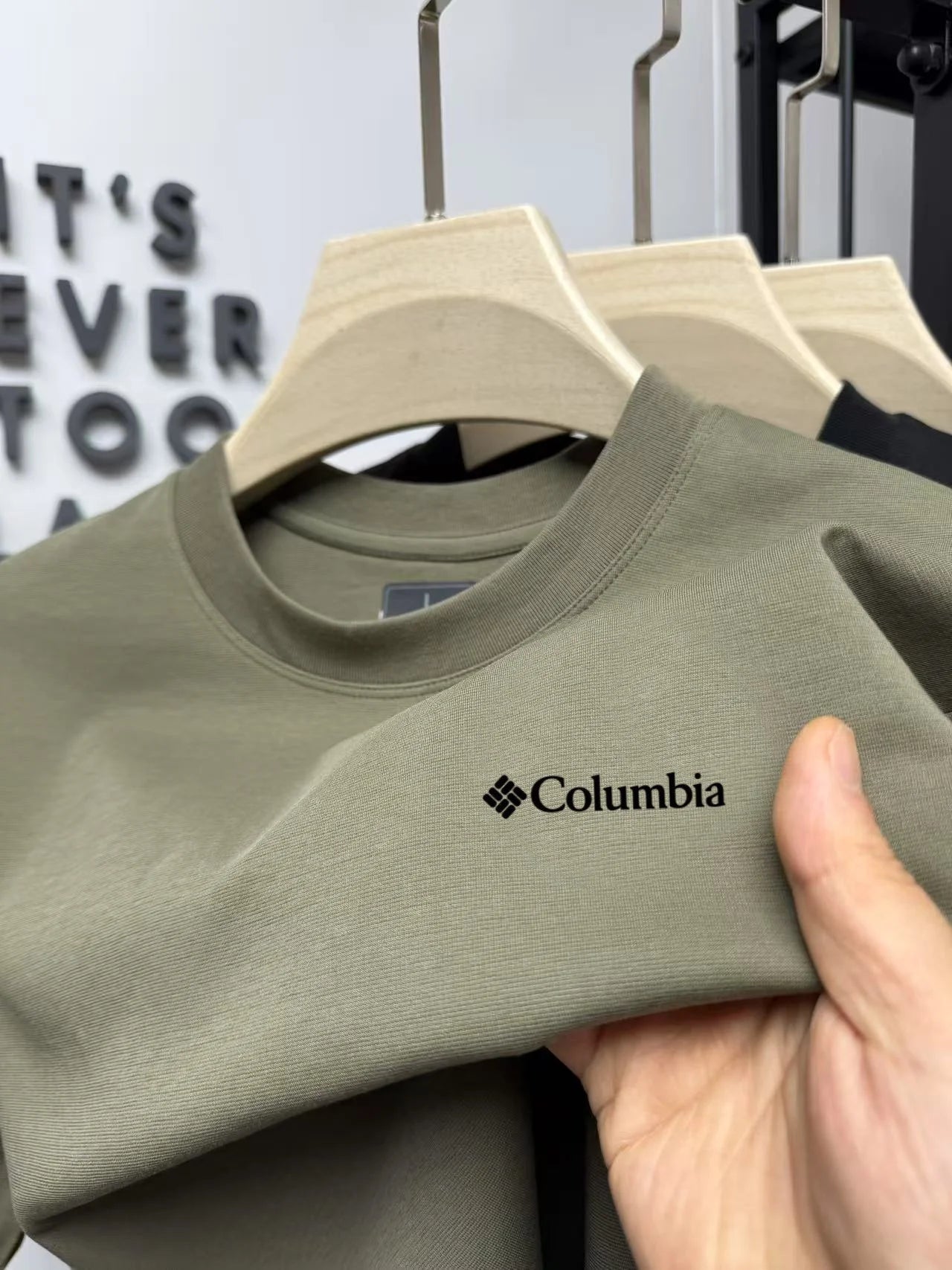 Summer solid color men's simple and luxurious embroidered round neck short sleeve T-shirt top comfort breath for daily commuting