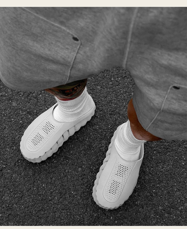 New Men's Slippers Outdoor Soft Thick Sole Slides Breathable Sandals Non-Slip Bathroom Slippers Lightweight Summer Beach Sandals