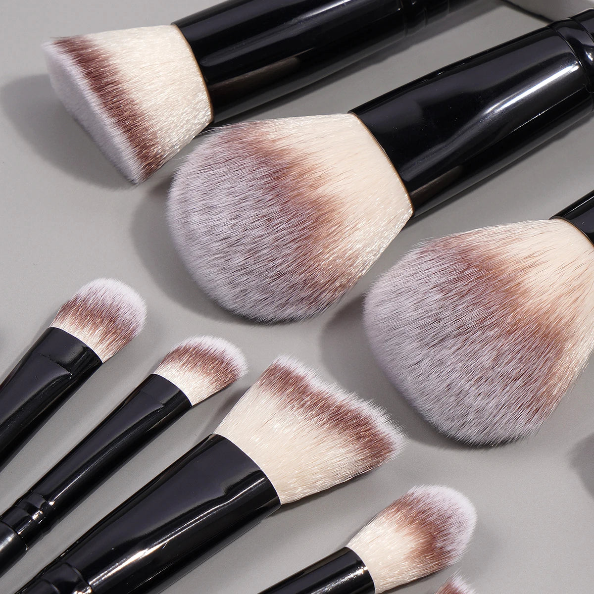 MAANGE Professional Makeup Brush Set 18PCS Premium Synthetic Foundation Powder Concealers Eyeshadows Makeup Brushes with Bag