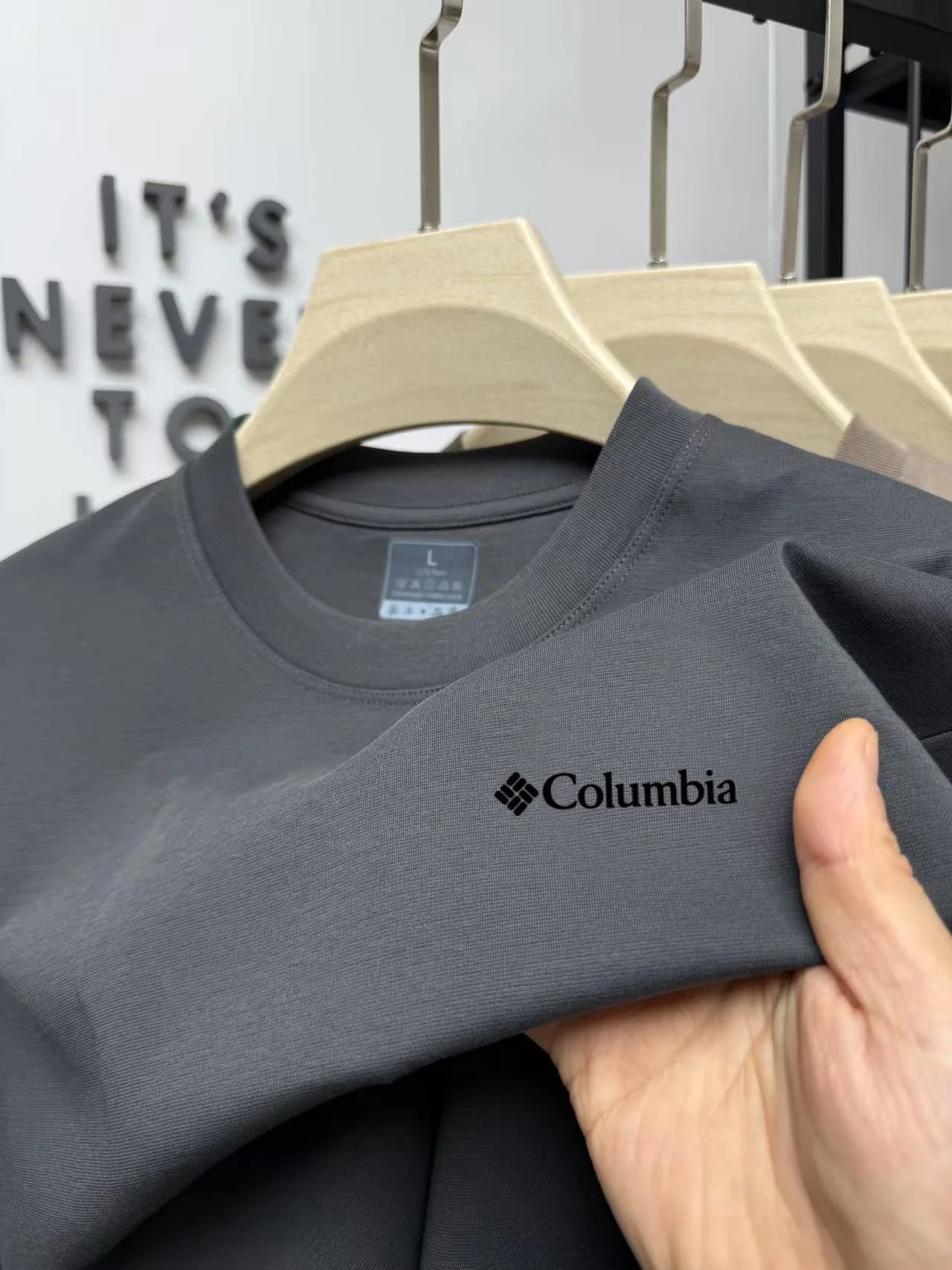 Summer solid color men's simple and luxurious embroidered round neck short sleeve T-shirt top comfort breath for daily commuting