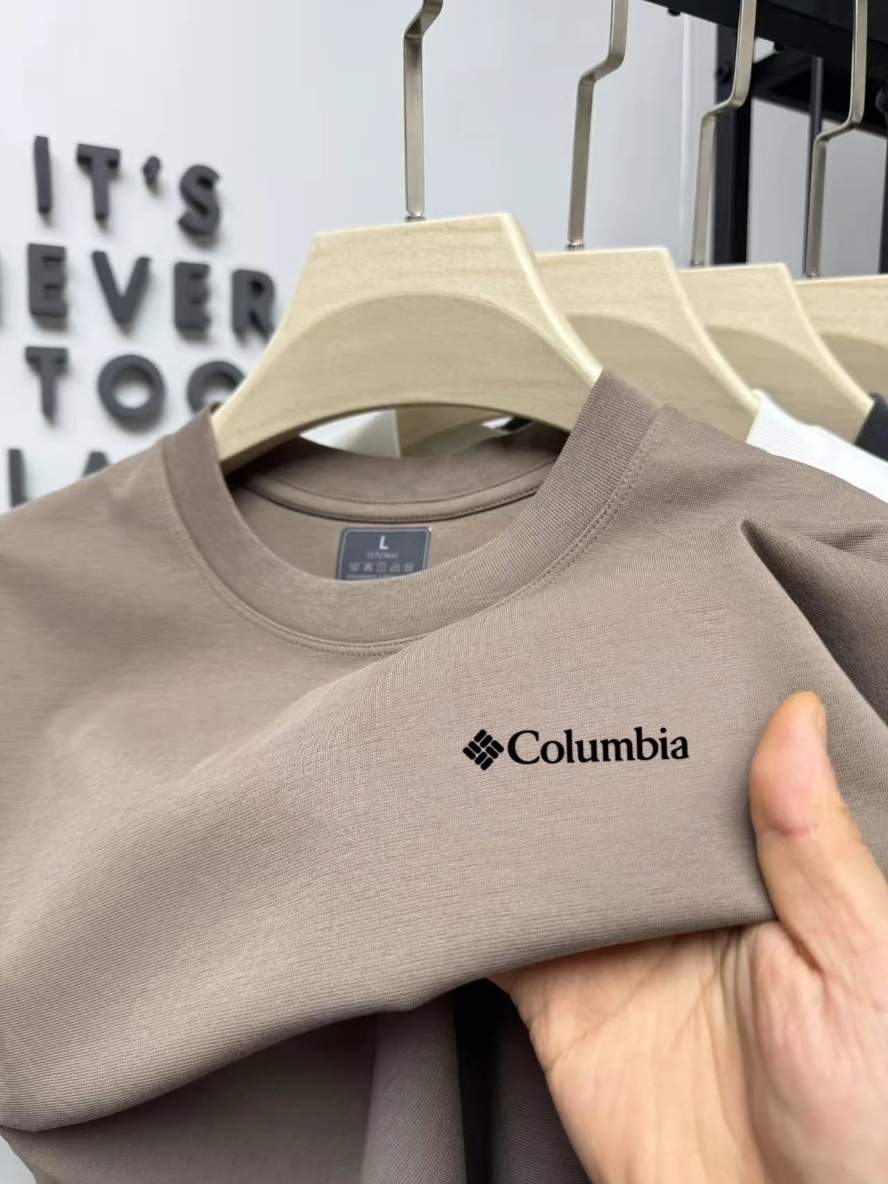 Summer solid color men's simple and luxurious embroidered round neck short sleeve T-shirt top comfort breath for daily commuting